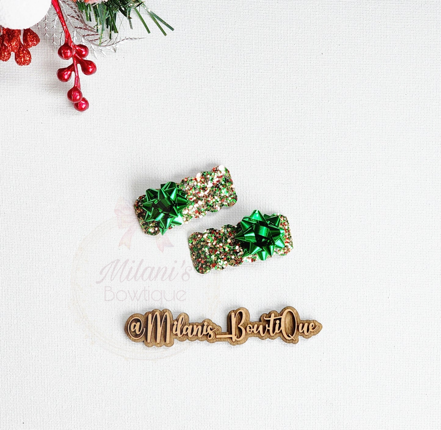 Green Present Snap Clips