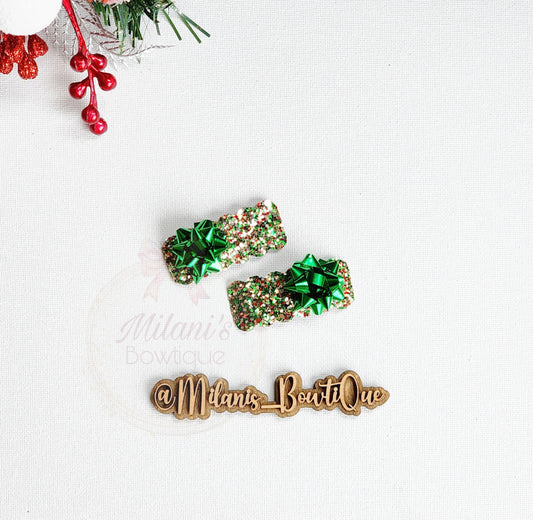 Green Present Snap Clips